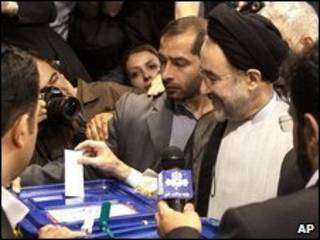 Mohammad Khatami durante eleições em junho (arquivo)