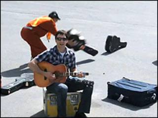 Cena do videoclipe 'United Breaks Guitars', de Dave Carroll