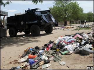 Vítimas do confronto na Nigéria (ao fundo). Foto: AFP