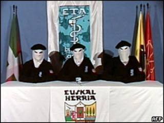 Miembros de ETA difunden un comunicado por TV