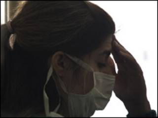Mulher com máscara em hospital. Foto: AP