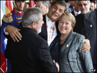 O presidente Luiz Inácio Lula da Silva, o equatoriano Rafael Correa e a chilena Michelle Bachelet duante cúpula da Unasul nesta segunda-feira (AP)