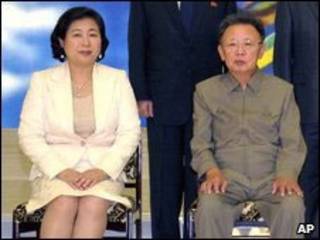 A presidente do grupo Hyundai, Hyun Jeong-eun (esq.) e o líder norte-coreano Kim Jong-il