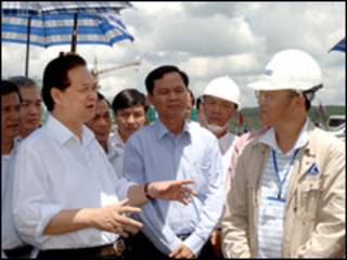 Thủ tướng Nguyễn Tấn Dũng tại công trường tổ hợp bauxite nhôm Lâm Đồng (ảnh trên website chính phủ)