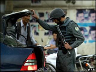 پلیس افغان در حال بارزسی وسایط در آستانه انتخابات