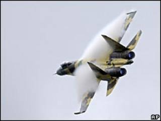 Истребитель Су-35 российских ВВС в полете