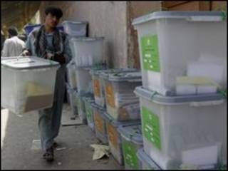Afganistan'da seçim görevlisi
