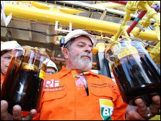 O presidente Luiz Inácio Lula da Silva com amostras de óleo extraído da camada pré-sal (Ricardo Stuckert/PR, 2 de setembro de 2008)
