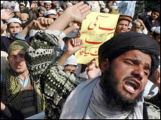متظاهرون باكستانيون ضد الرسوم (فبراير 2006)