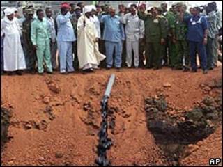 كبار رجال الدولة في مضخة للنفط بوسط السودان