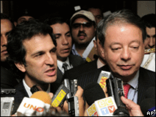 Os ministros colombianos de Relações Exteriores, Jaime Bermúdez (D), e de Defesa, Gabriel Silva (D), ao final da reunião da Unasul