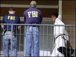 Agentes do FBI durante busca no apartamento de Najbullah Zazi em Denver
