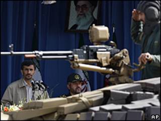 محمود احمدی نژاد در رژه هفته دفاع مقدس در تهران