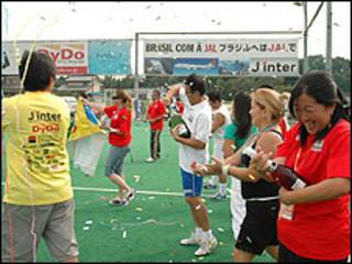 Comemoração no fim da maratona de futsal (Foto: Ewerthon Tobace)