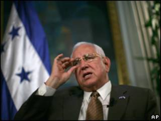 O presidente interino de Honduras, Roberto Micheletti