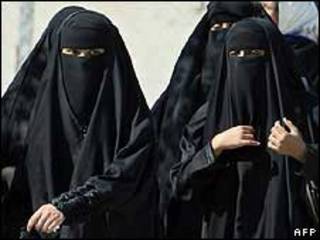 سعوديات بالعباءة التقليدية