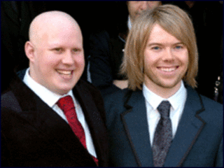 O comediante Matt Lucas e o produtor Kevin McGee após a cerimônia de união civil.
