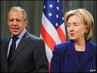 Sergei Lavrov (esq.) e Hillary Clinton em Moscou