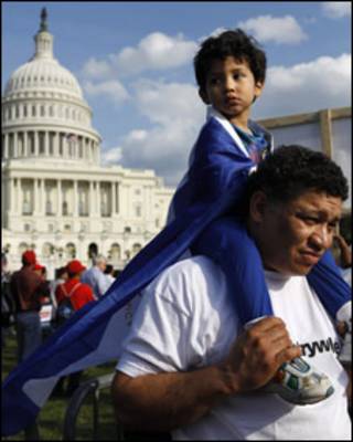 Inmigrantes protestan frente al Capitolio