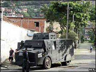 Blindado da Polícia Militar na entrada da favela de São João, no Rio de Janeiro
