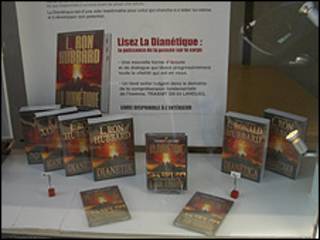 Una vidriera en París expone libros del fundador de la Cienciología, Ron Hubbard.