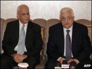 Saeb Erekat (E) e Mahmoud Abbas (D)