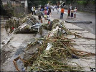 Estragos causados pela chuva na capital de El Salvador, San Salvador