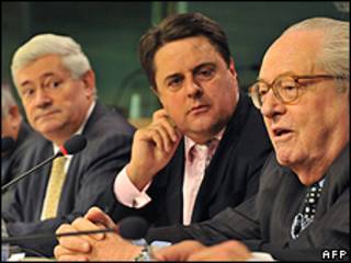 Da esquerda para a direita : o parlamentar francês Bruno Golllnisch, o presidente do Partido Nacional Britânico Nick Griffin, e o presidente do partido de extrema direita francês Frente nacional, Jean- Marie Le Pen