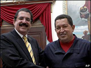 Manuel Zelaya (izquierda) y Hugo Chávez, presidente de Venezuela (derecha).