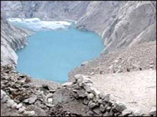 ہنزہ کی مصنوئی جھیل