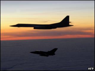 Фото минобороны Британии: Tornado F3 сопровождает Ту-160