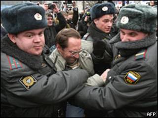 Милиционеры задерживают участника демонстрации 20 марта