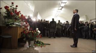 Дмитрий Медведев на месте одного из взрывов в метро