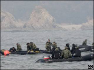 водолазы на месте гибели корвета