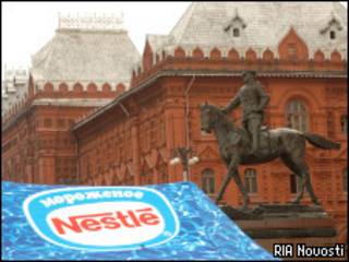 Палатка с рекламой Nestle у Красной площади