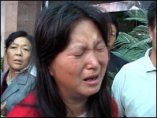 事件發生之後一名幼兒家長在哭泣