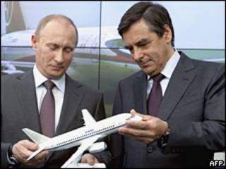 Премьер-министры России и Франции рассматривают модель самолета