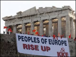 Manifestantes gregos protestam contra medidas de austeridade