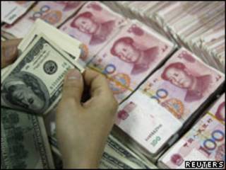 Foto de arquivo mostra funcionário de banco chinês manipulando dólares e yuans (Reuters)