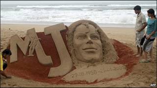 Tượng đài Michael Jackson trên cát