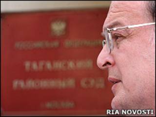 Юрий Самодуров у здания суда