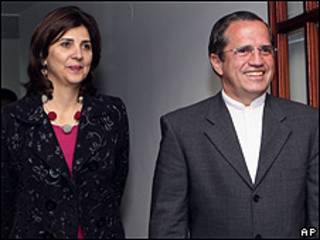María Ángela Holguín, canciller designada de Colombia , y Ricardo Patiño, canciller de Ecuador, durante su reunión en Quito