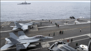 Chiến đấu cơ Mỹ trên hàng không mẫu hạm USS George Washington đậu ngoài khơi Việt Nam 8/2010
