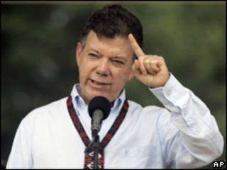 O presidente da Colômbia, Juan Manuel Santos, durante cerimônia nesta sexta-feira (AP, 13 de agosto)
