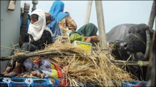 متاثرین نقل مکانی کر رہے ہیں