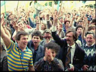 Украинцы приветствуют в 1991 году независимость