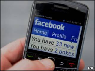 Страница Facebook в мобильном телефоне