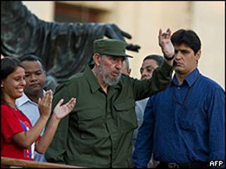 Fidel Castro amparado por guarda-costas na Universidade de Havana
