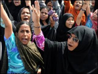 کراچی میں خواتین نے احتجاجی جلوس نکالا