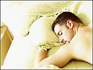 Un hombre duerme